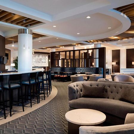 Sheraton Cavalier Calgary Hotel Exterior foto