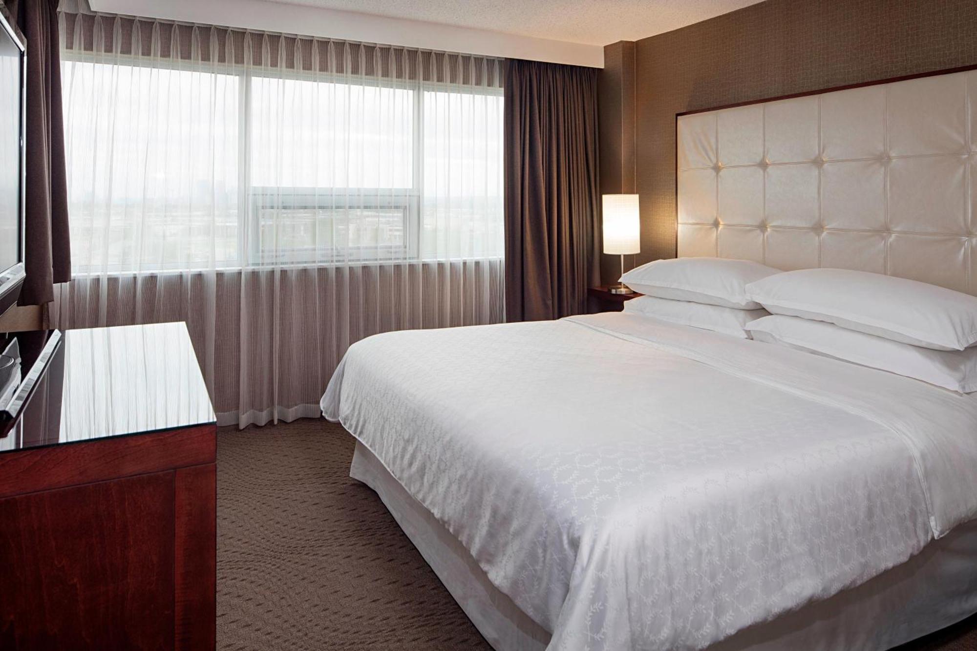 Sheraton Cavalier Calgary Hotel Exterior foto