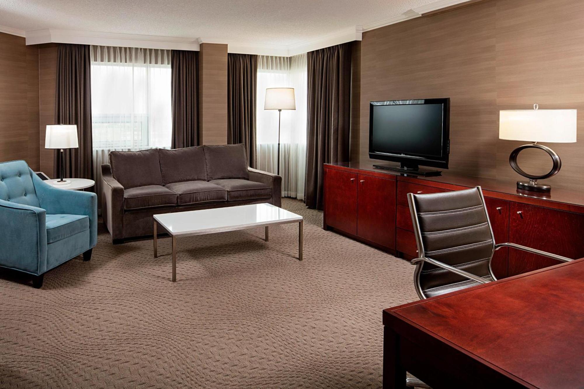 Sheraton Cavalier Calgary Hotel Exterior foto
