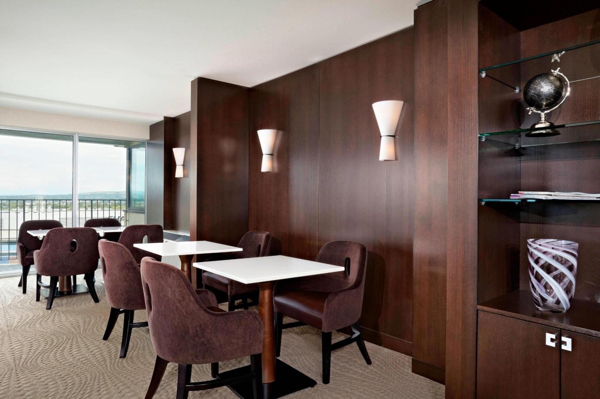 Sheraton Cavalier Calgary Hotel Exterior foto
